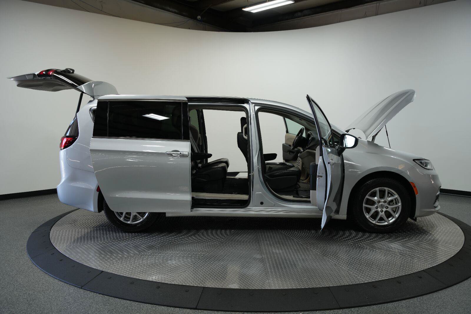 Used 2023 Chrysler Pacifica Touring-L FWD image 10