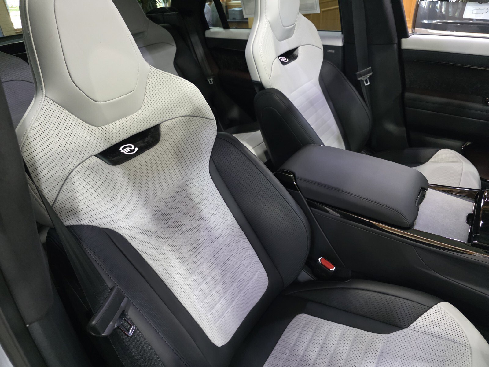 New 2026 Land Rover Range Rover Sport SV image 17