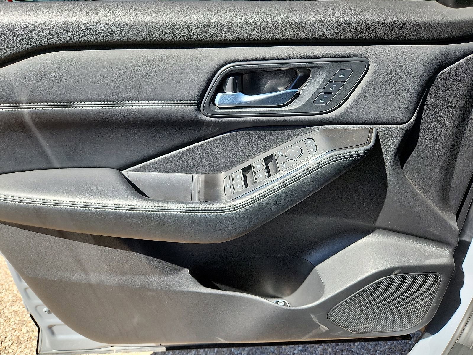 Used 2025 Nissan Rogue SL w/ SL Premium Package image 13