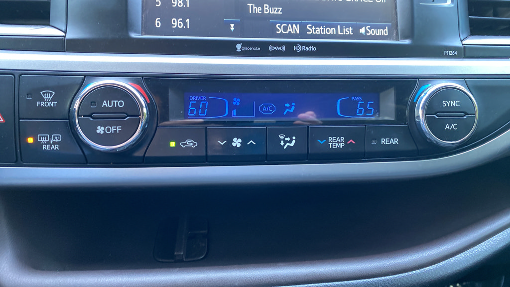 Used 2016 Toyota Highlander Plus AWD/4WD image 18