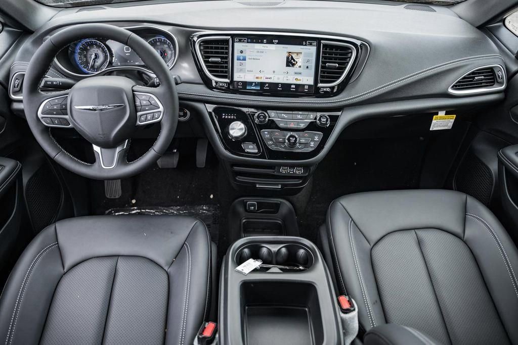 New 2025 Chrysler Pacifica Select FWD image 18