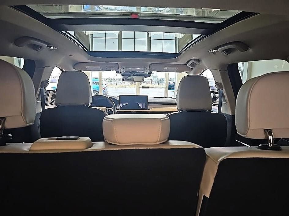 Used 2025 Lincoln Corsair AWD w/ Equipment Group 101A image 35