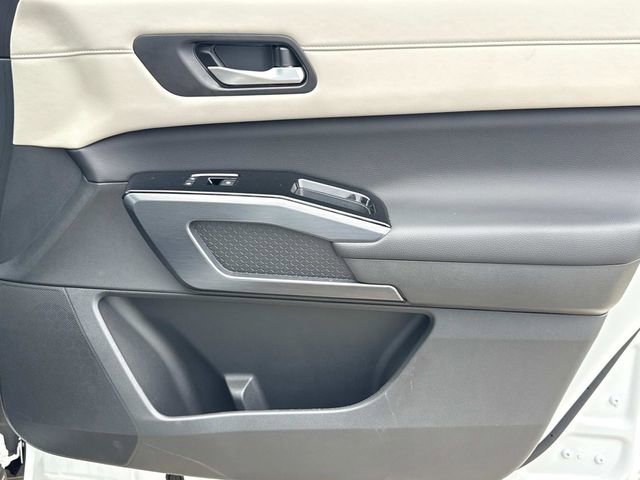 Used 2025 Nissan Pathfinder SL AWD/4WD image 19