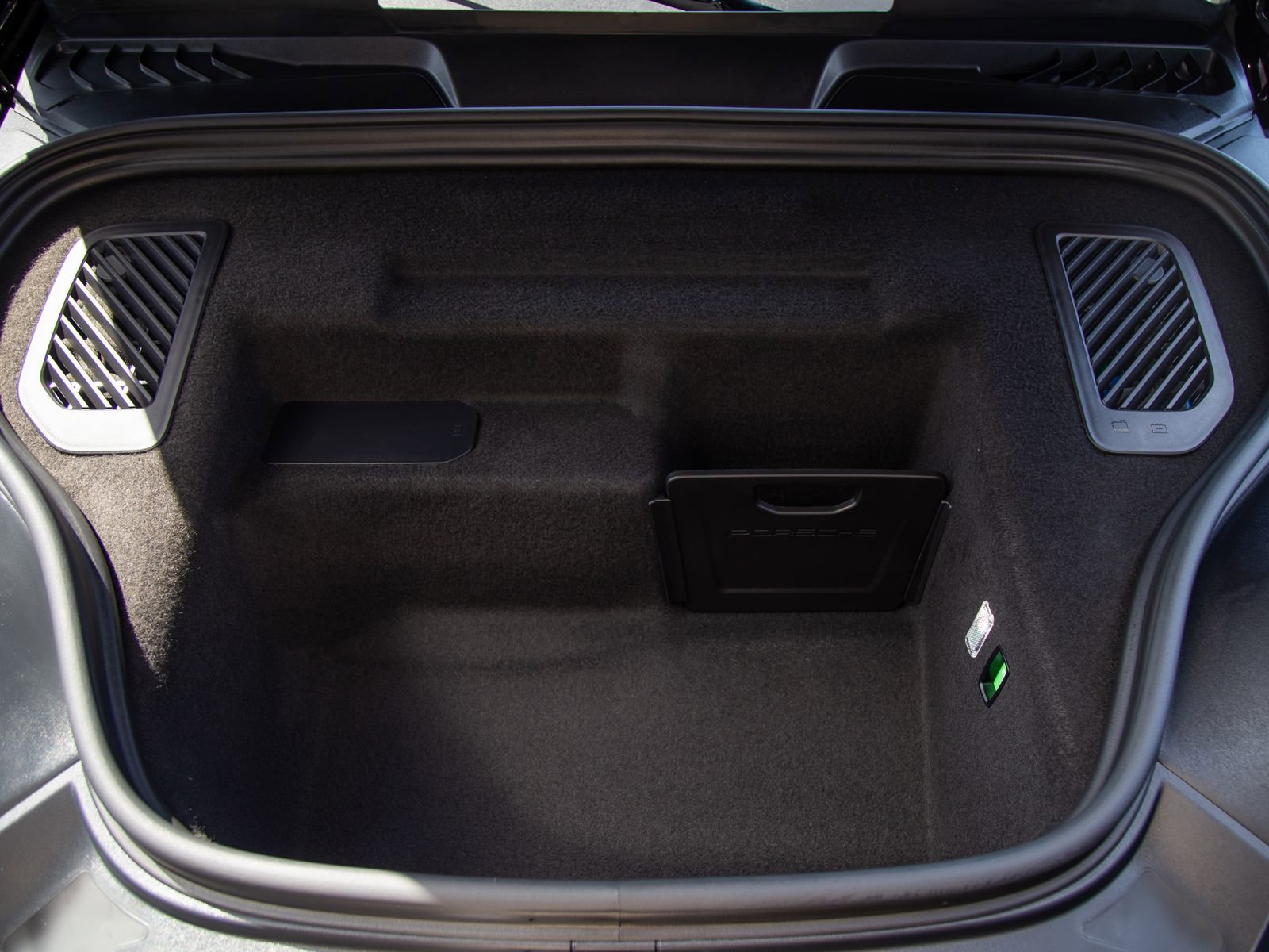 Used 2025 Porsche Macan 4S Electric AWD/4WD image 27
