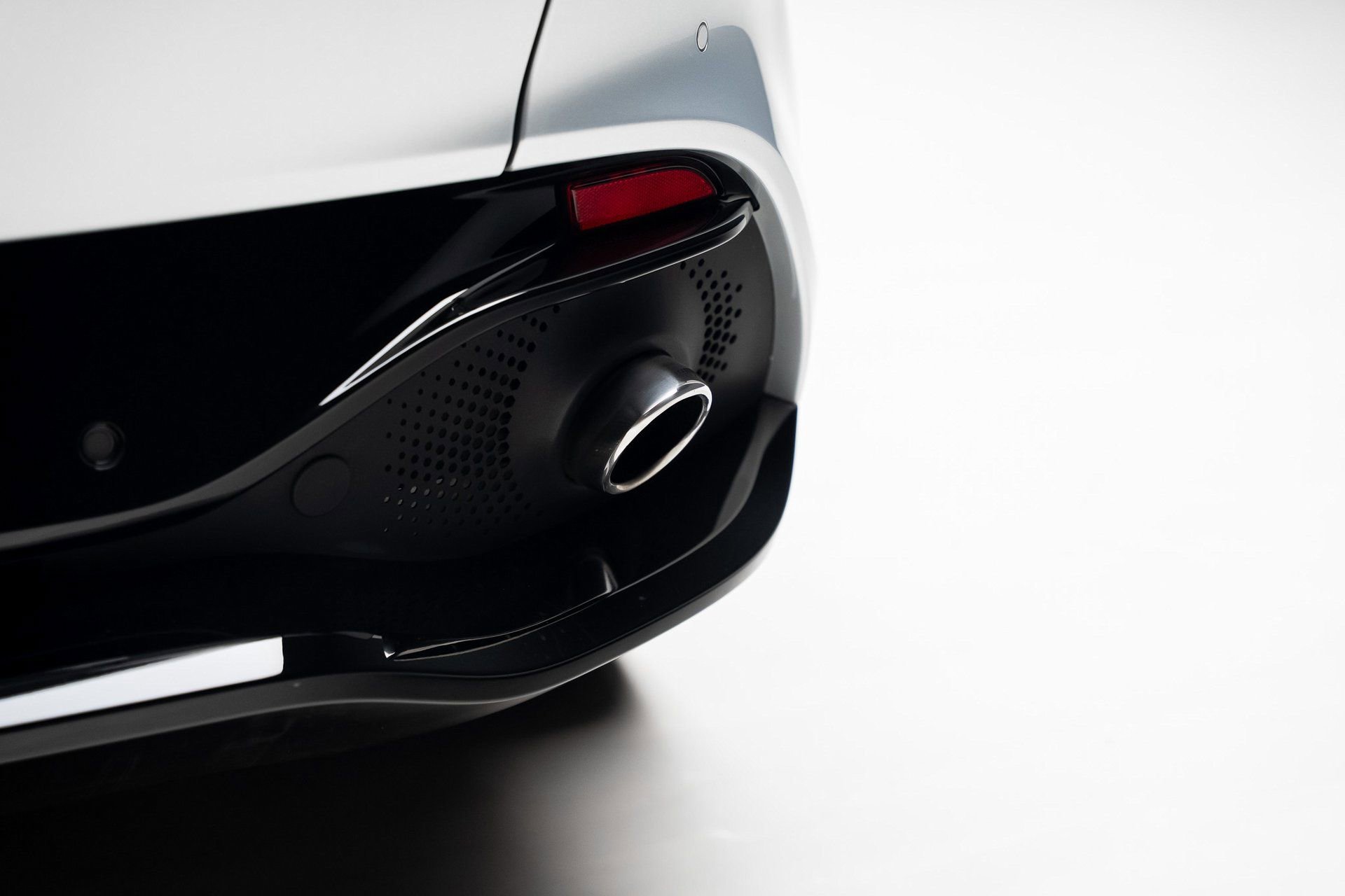 Used 2022 Aston Martin DBX image 31