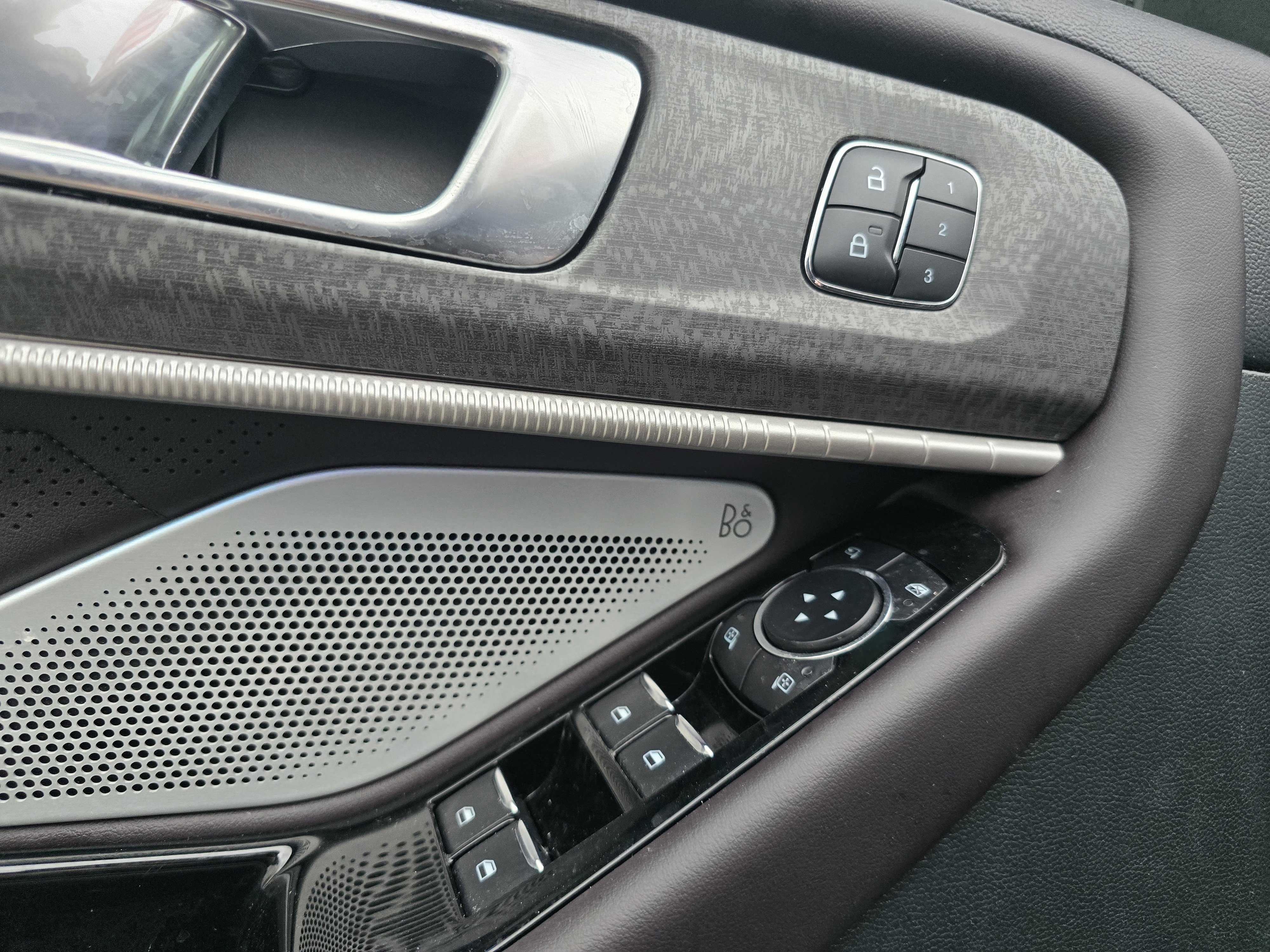 Certified 2025 Ford Explorer Platinum w/ LUX Leather Package image 16