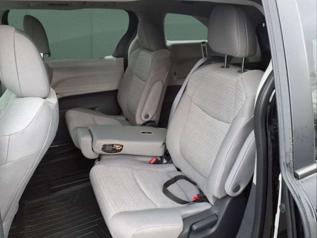 Used 2022 Toyota Sienna LE image 26
