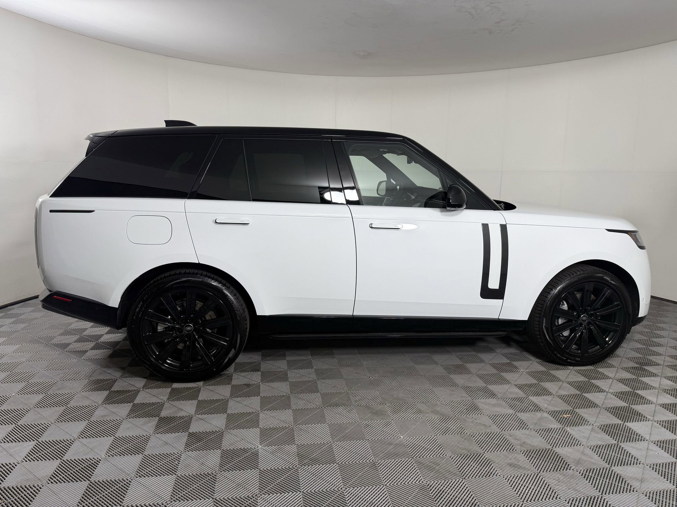 New 2025 Land Rover Range Rover SE image 6