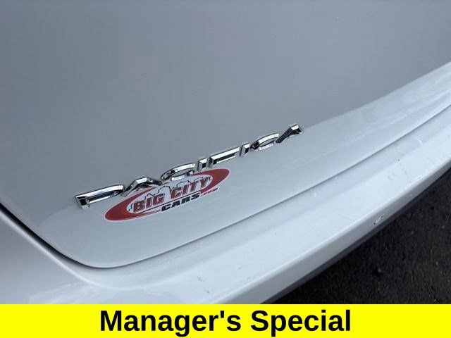 Used 2023 Chrysler Pacifica Touring-L FWD image 44