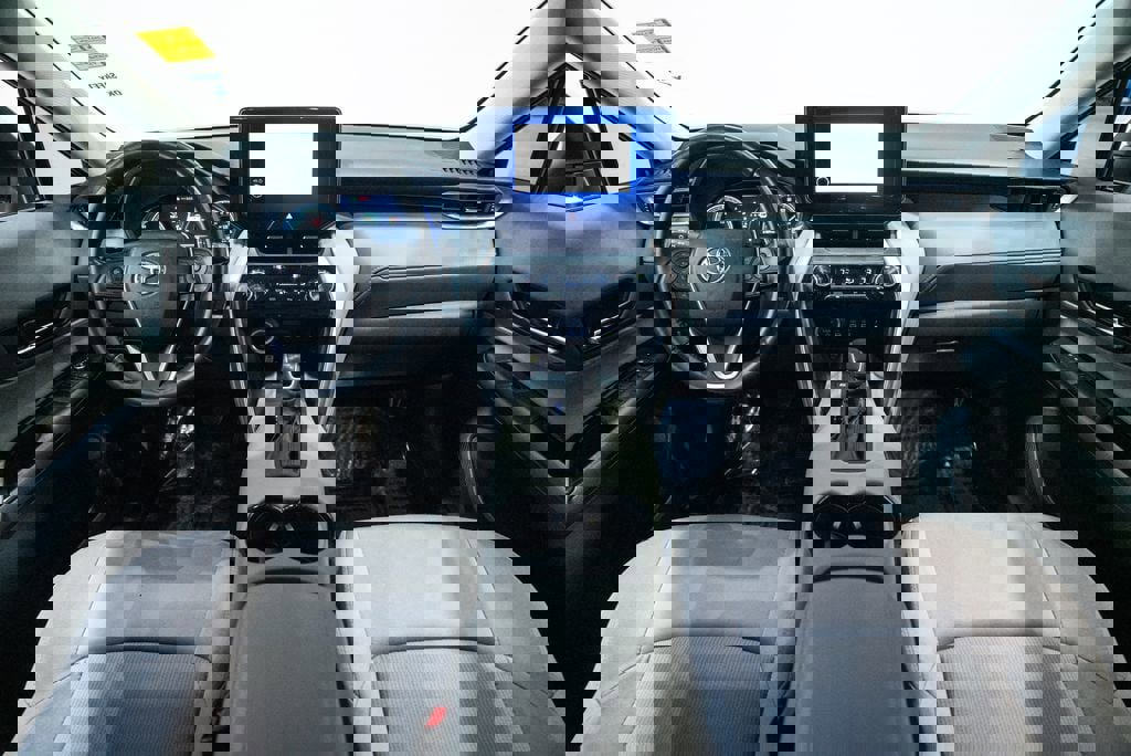 Used 2023 Toyota Venza LE image 14