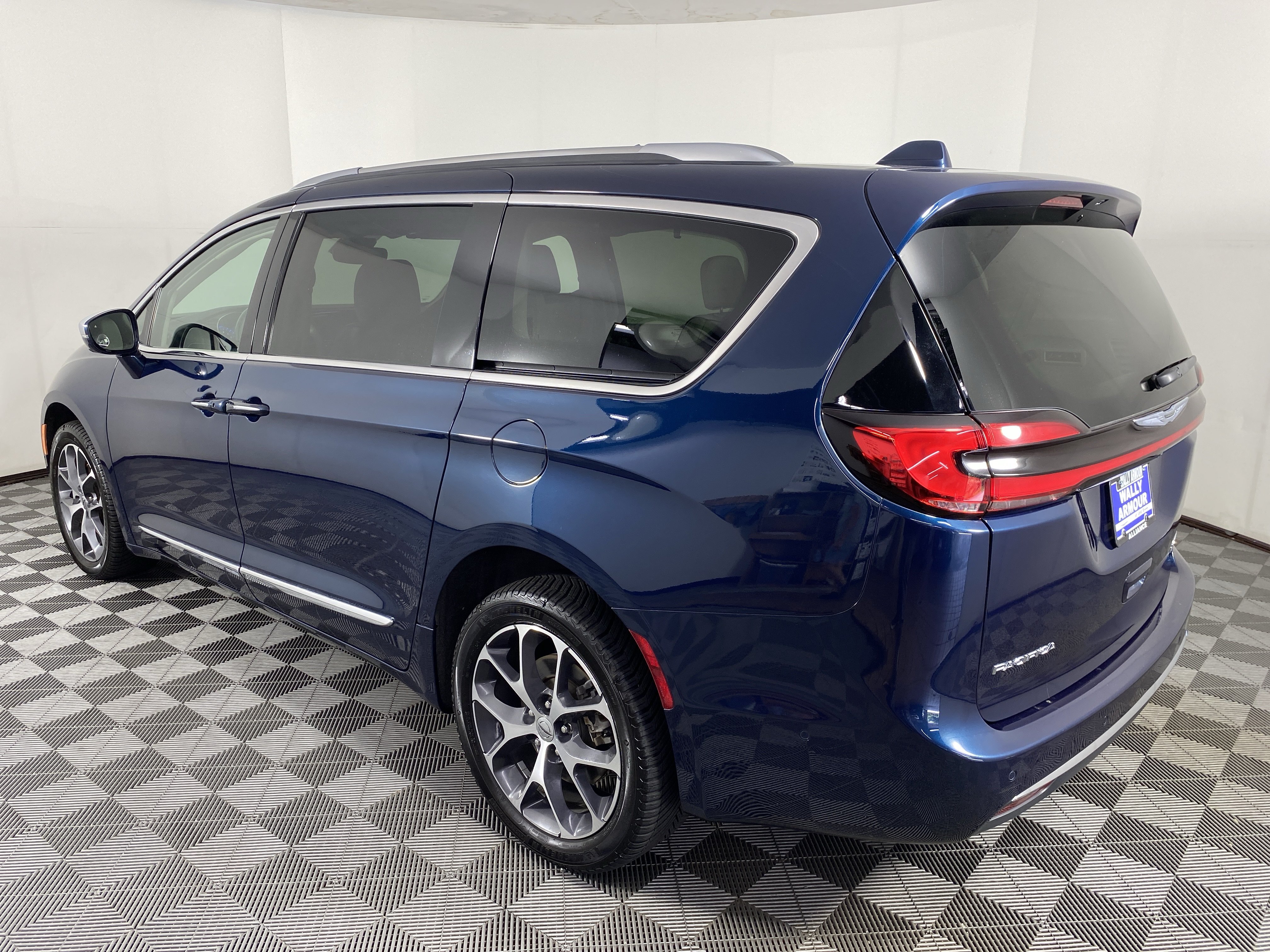 Used 2021 Chrysler Pacifica Limited w/ Uconnect Theater Family Group AWD/4WD image 11