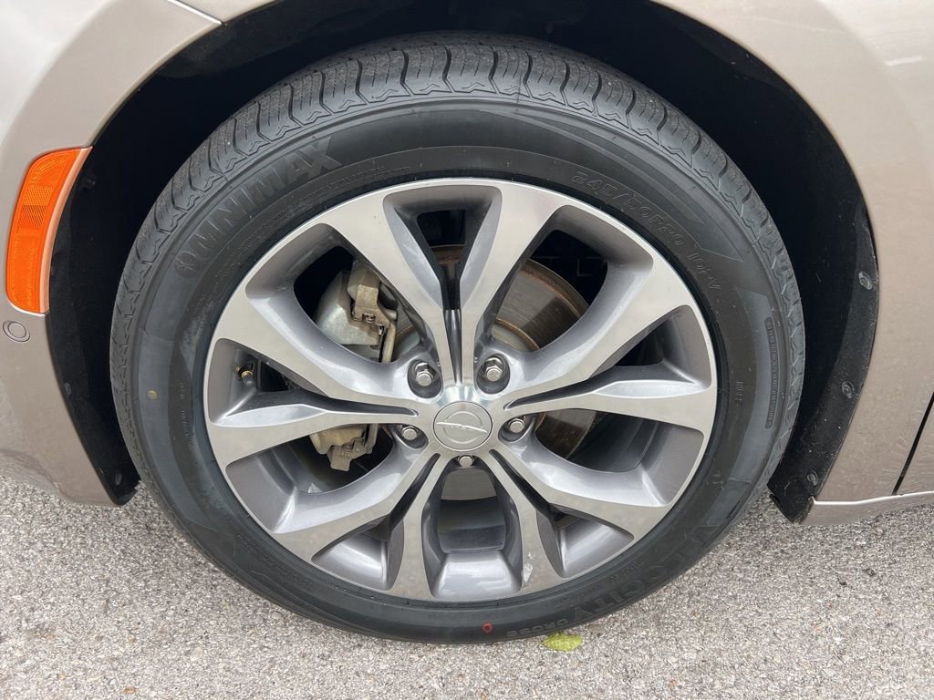 Used 2018 Chrysler Pacifica Limited w/ Tire & Wheel Group FWD image 7