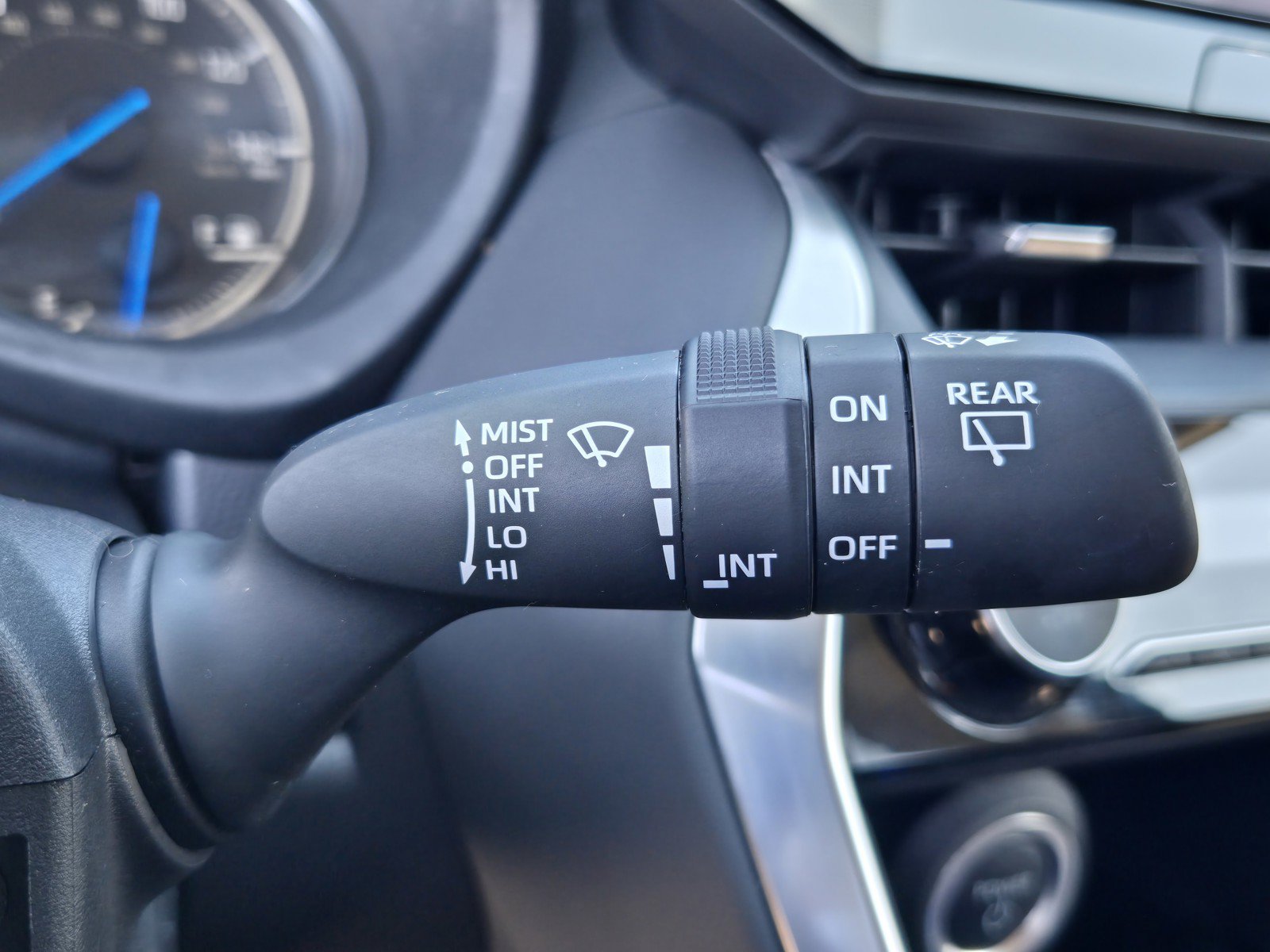 Used 2023 Toyota Venza LE AWD/4WD image 27