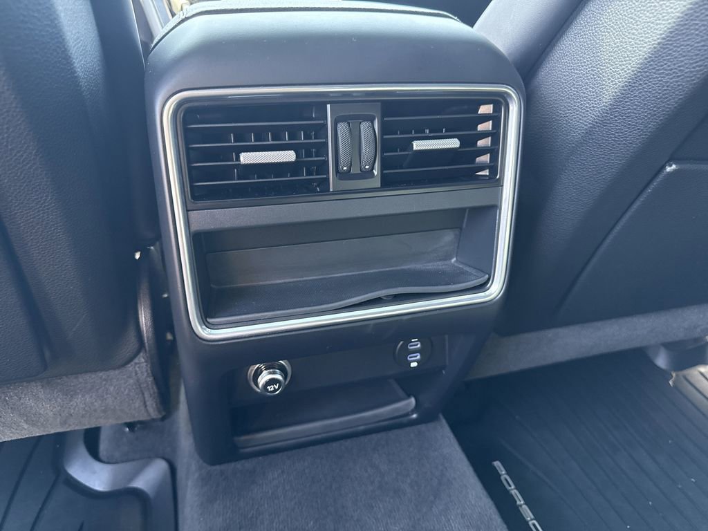 Used 2022 Porsche Cayenne Platinum Edition image 25