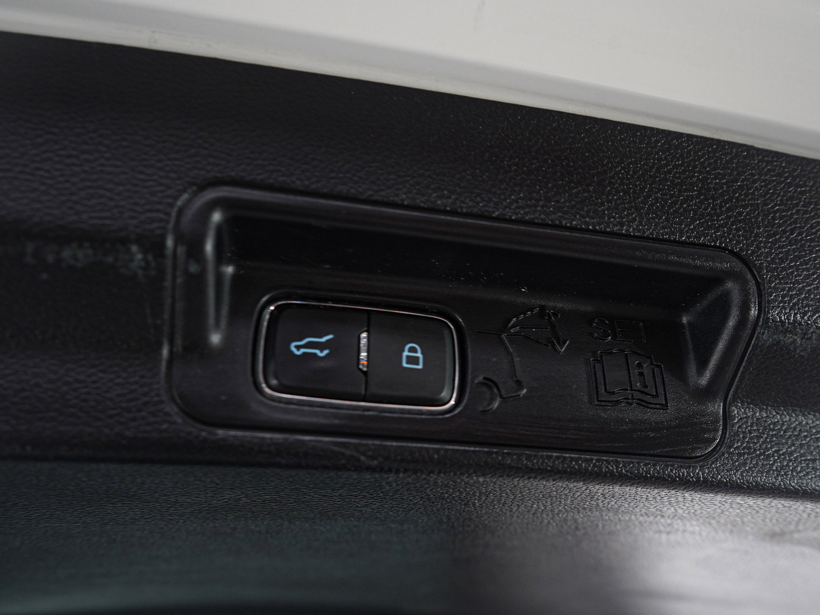 Used 2021 Ford Explorer Limited image 13