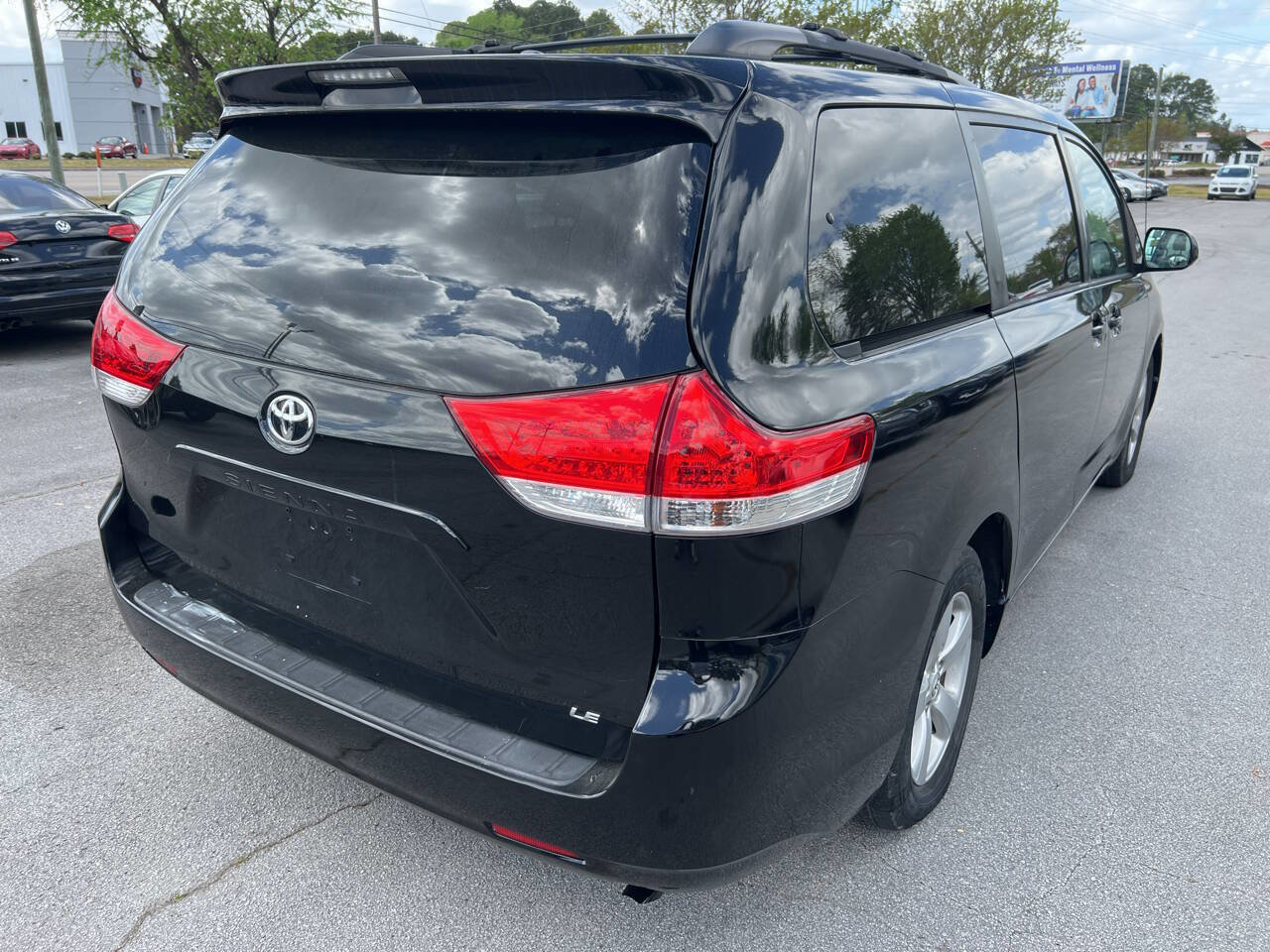 Used 2013 Toyota Sienna LE w/ Towing Pkg image 6