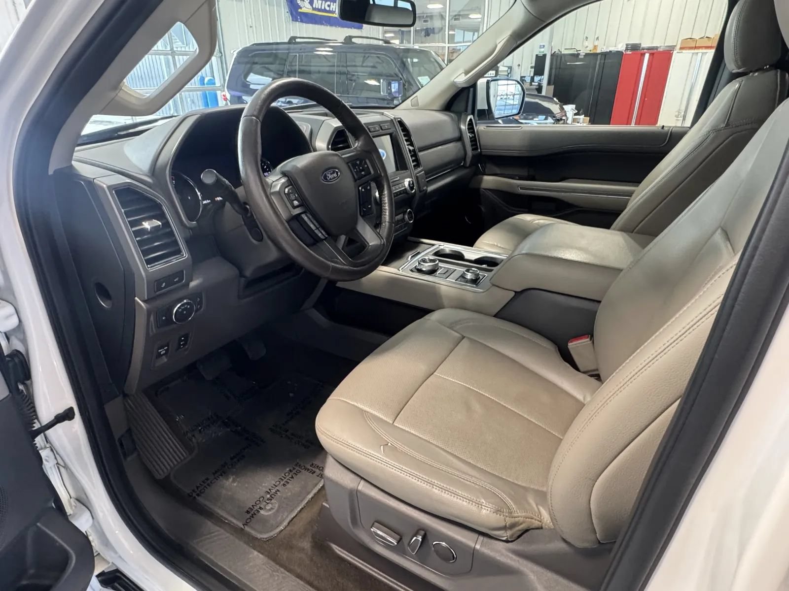 Used 2019 Ford Expedition XLT w/ Equipment Group 202A AWD/4WD image 9