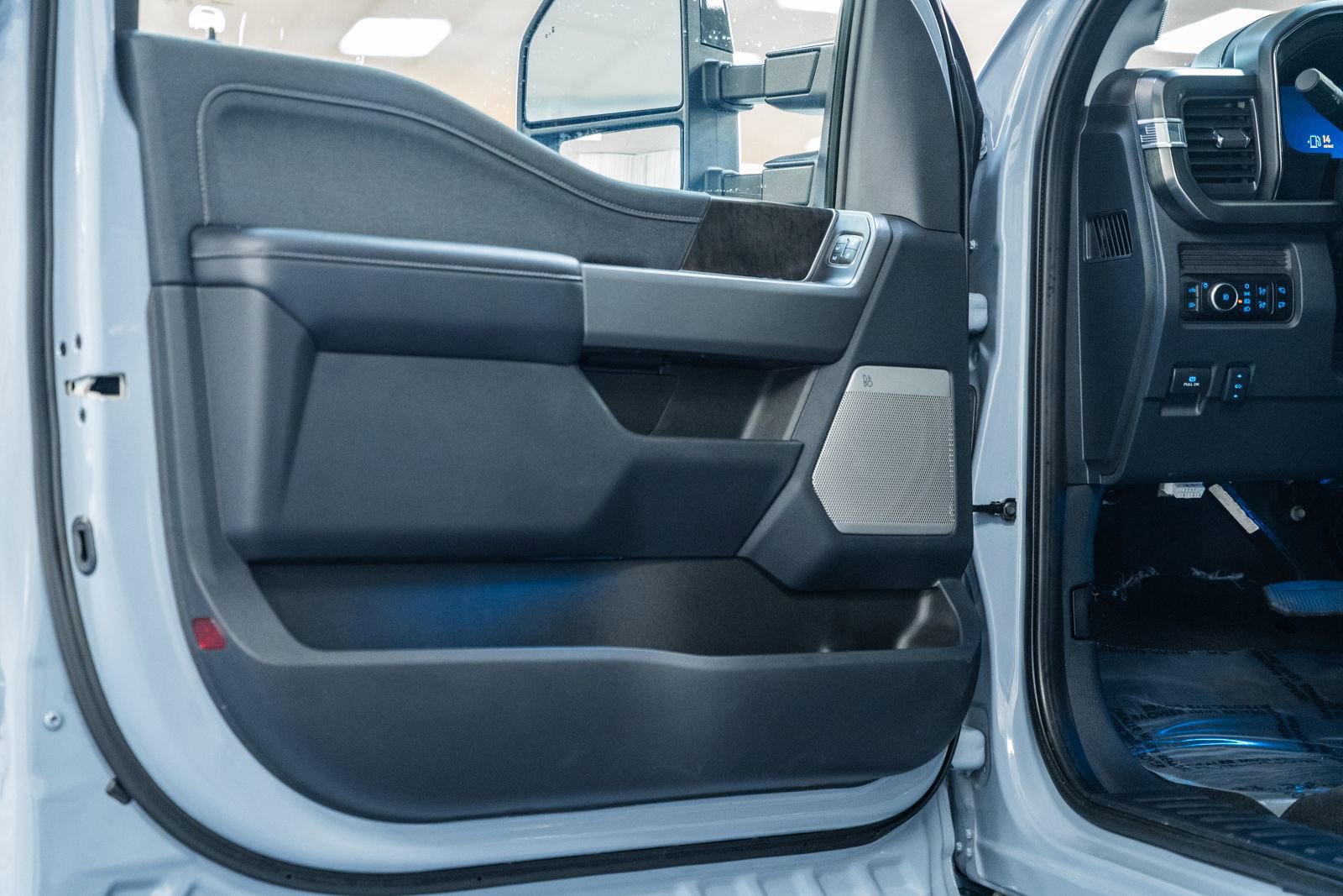 Used 2025 Ford F250 Lariat w/ Black Appearance Package image 45