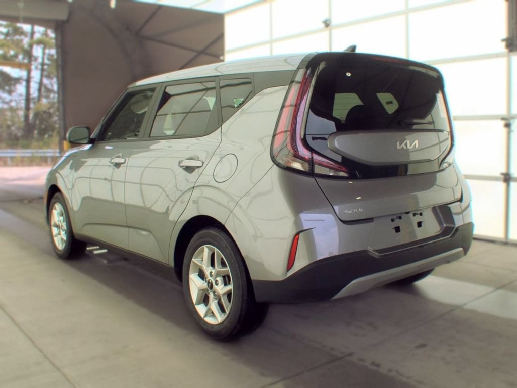Used 2025 Kia Soul LX w/ LX Technology Package FWD image 4