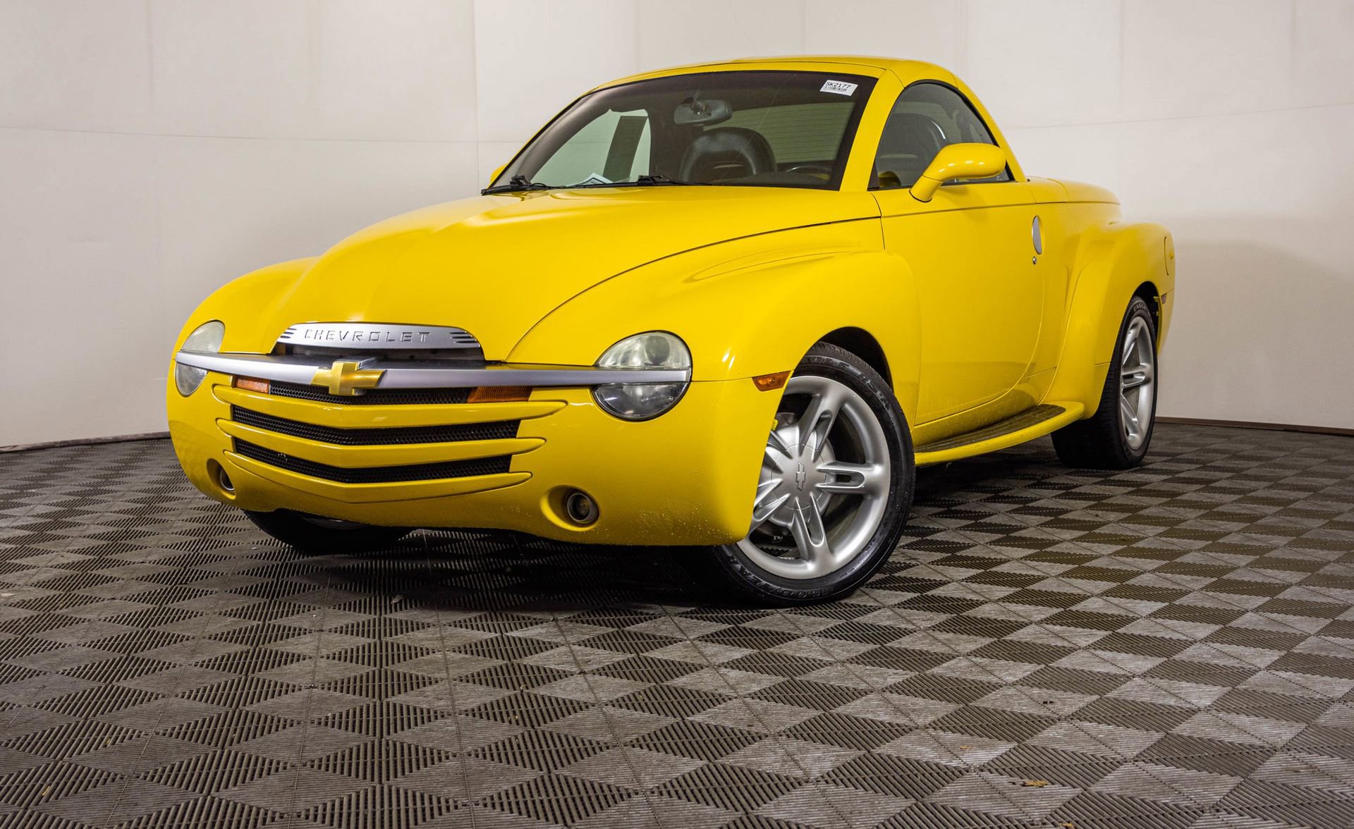 Used 2004 Chevrolet SSR w/ Preferred Equipment Group image 2