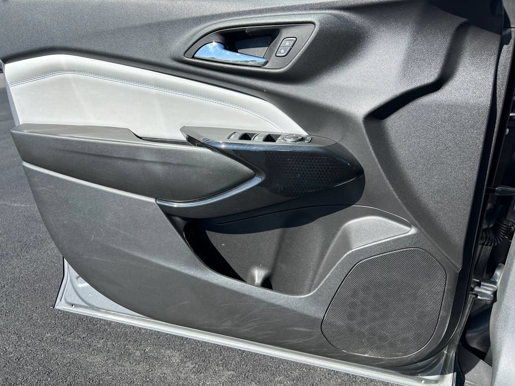 Used 2025 Chevrolet Trax LT FWD image 18