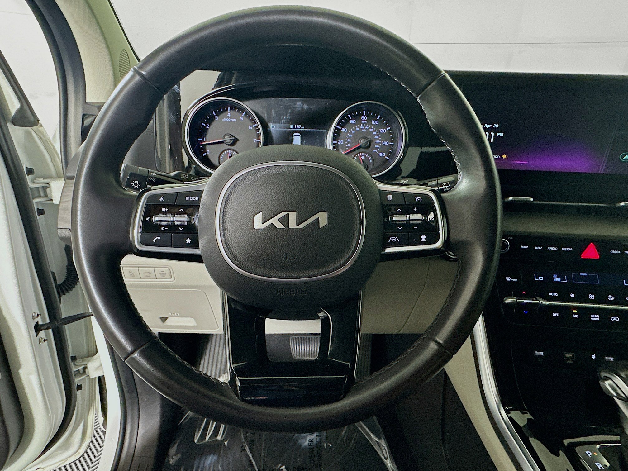 Used 2024 Kia Carnival EX FWD image 15