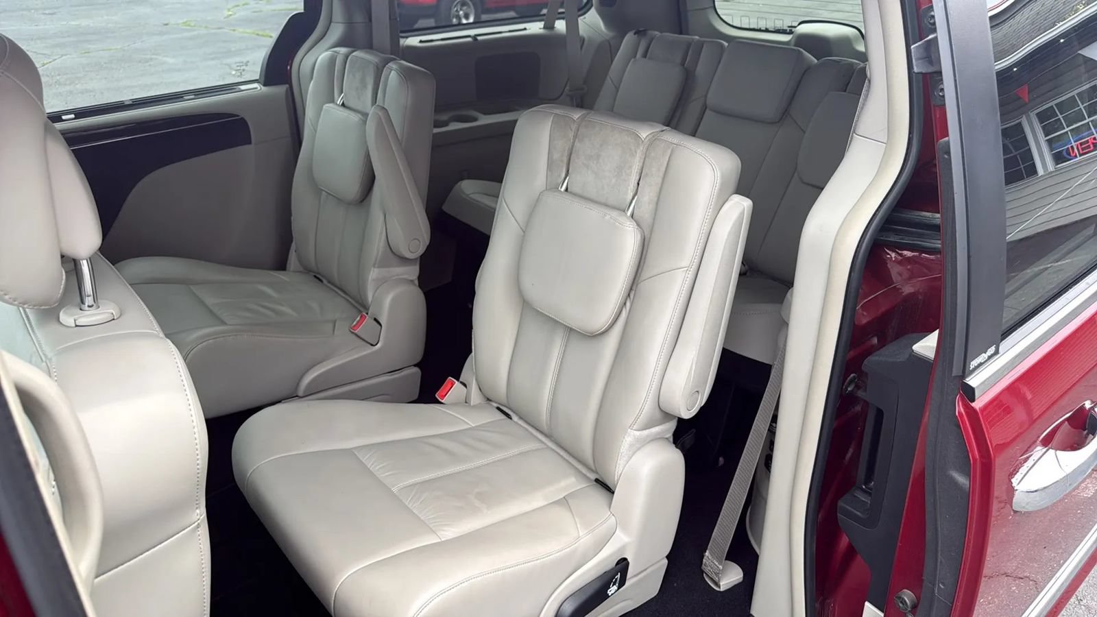 Used 2014 Chrysler Town & Country Limited w/ Luxury Group FWD image 23