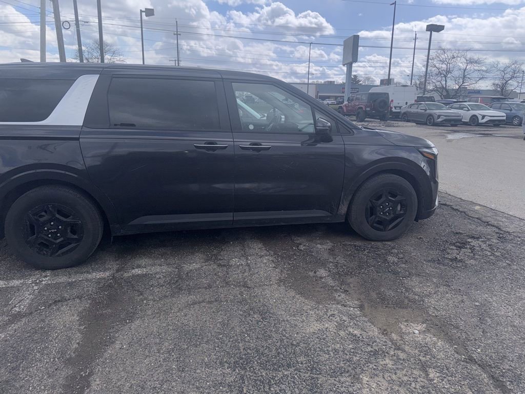 Used 2025 Kia Carnival image 5