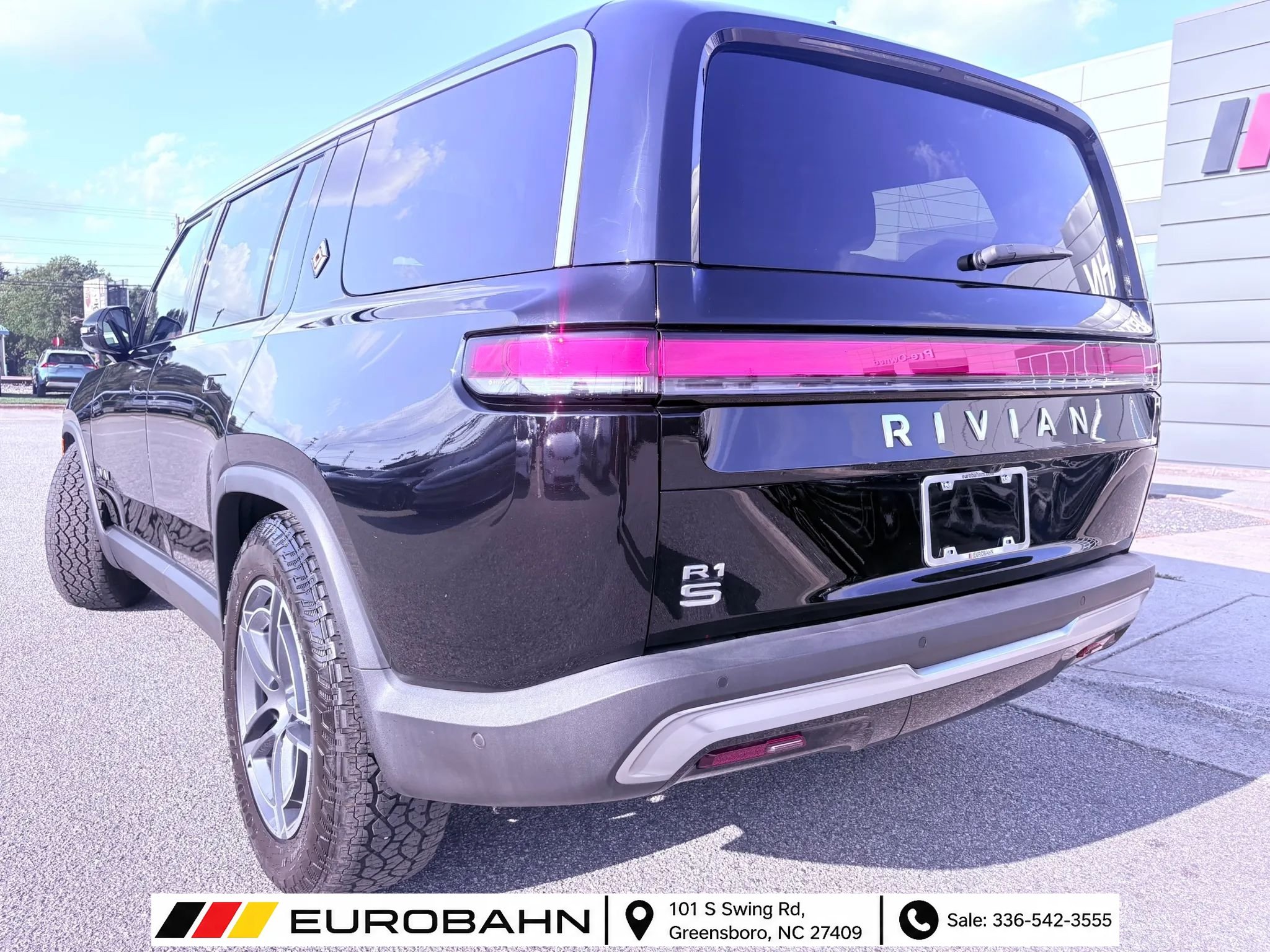 Used 2025 Rivian R1S Adventure Dual AWD/4WD image 3