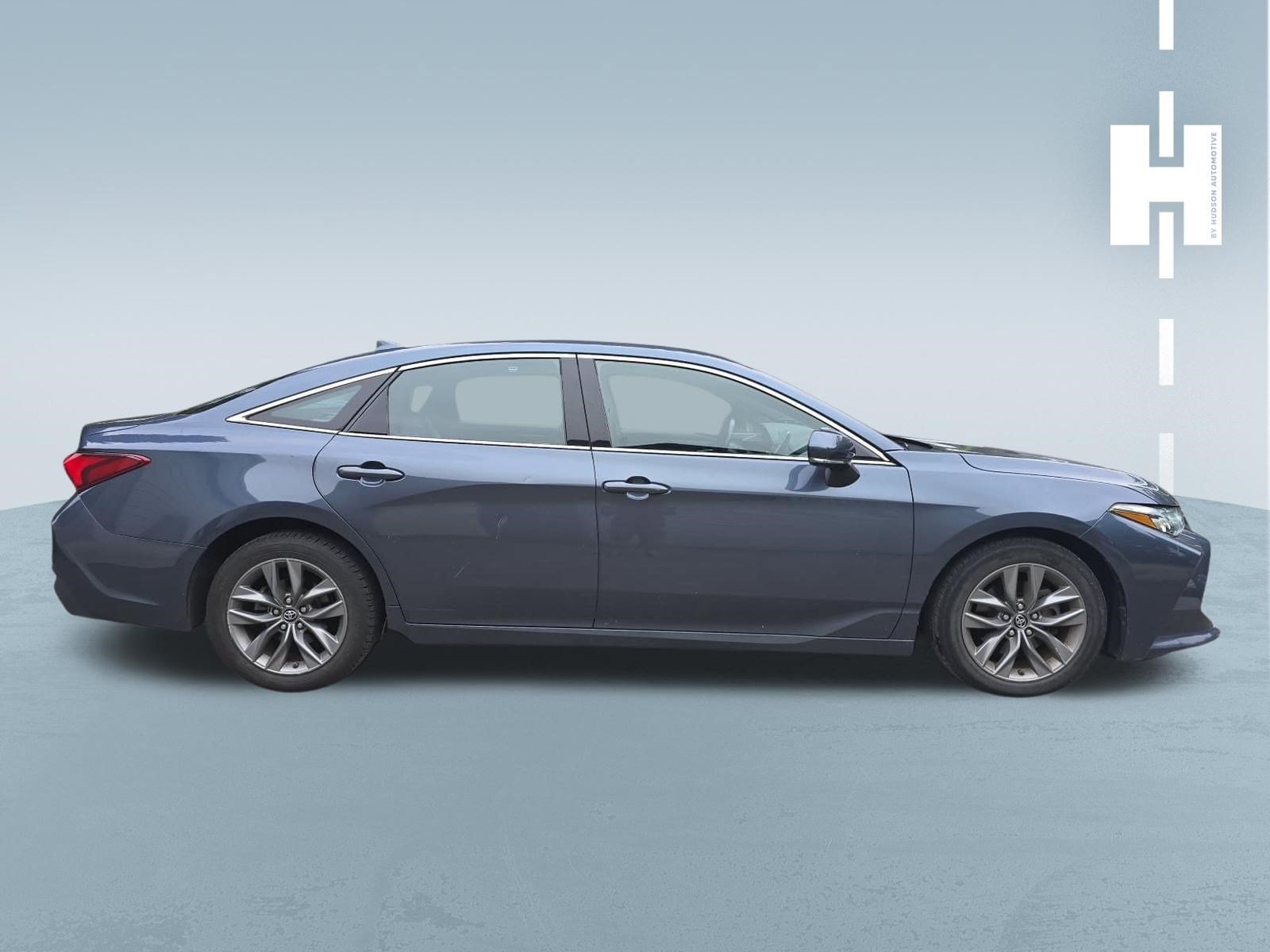 Used 2019 Toyota Avalon XLE w/ Moonroof Package FWD image 3