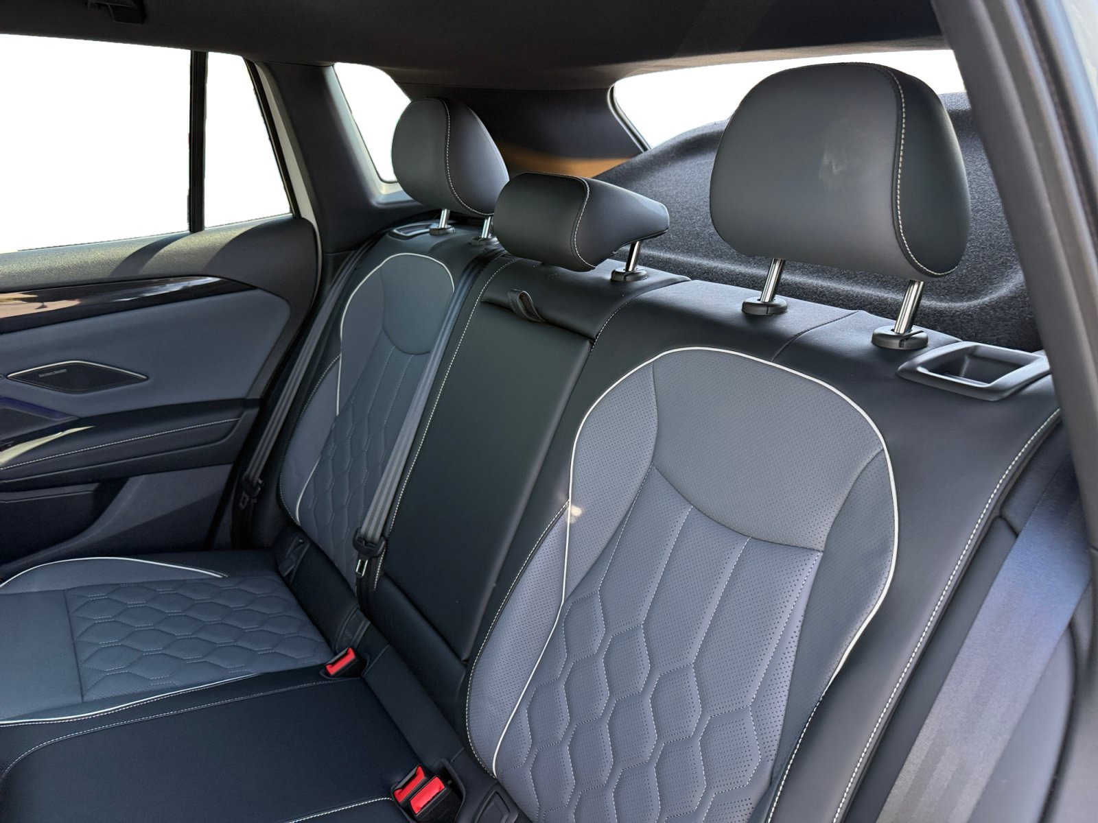 Certified 2025 Volkswagen Tiguan SEL R-Line AWD/4WD image 16