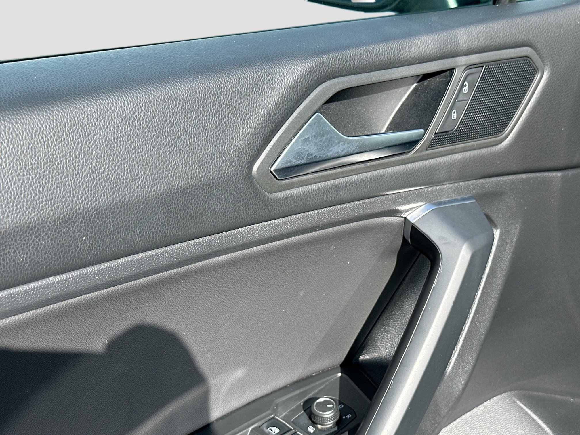 Used 2019 Volkswagen Tiguan SE w/ Panoramic Sunroof Package FWD image 17