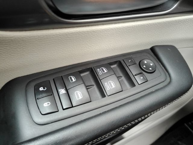 Used 2023 Chrysler Pacifica Touring-L FWD image 41