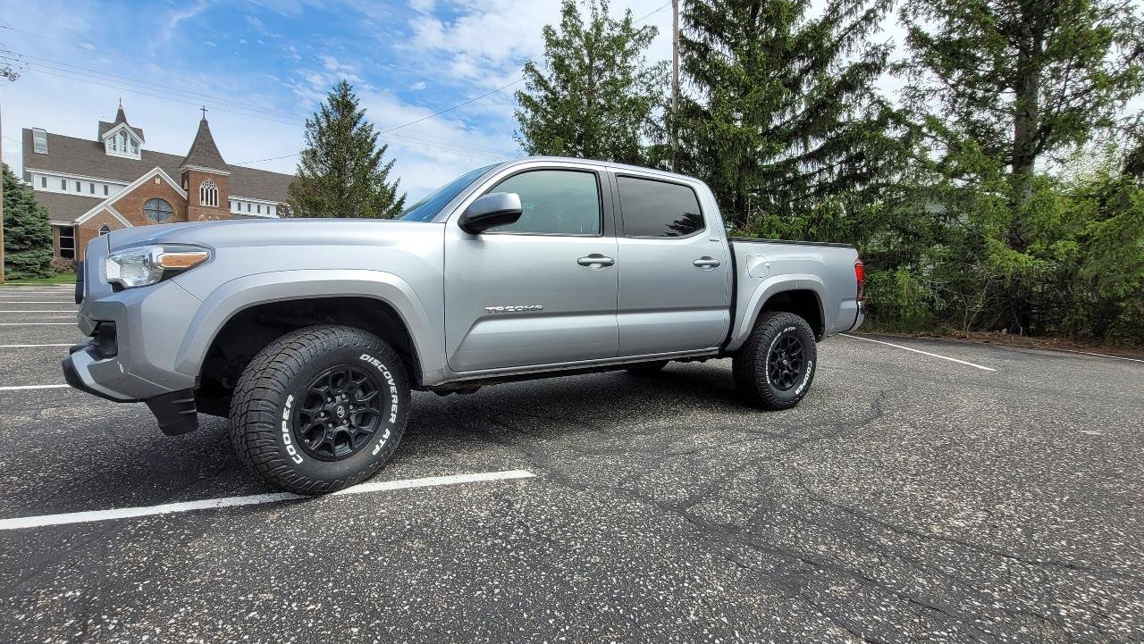 Used 2020 Toyota Tacoma SR5 AWD/4WD image 3