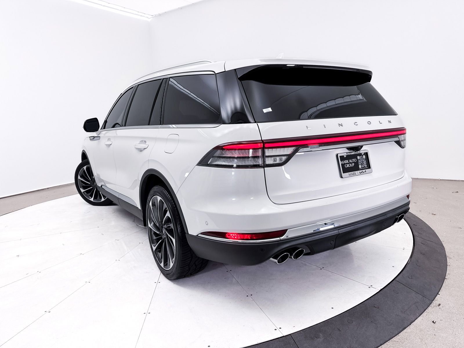Used 2021 Lincoln Aviator Reserve w/ Equipment Group 202A image 2