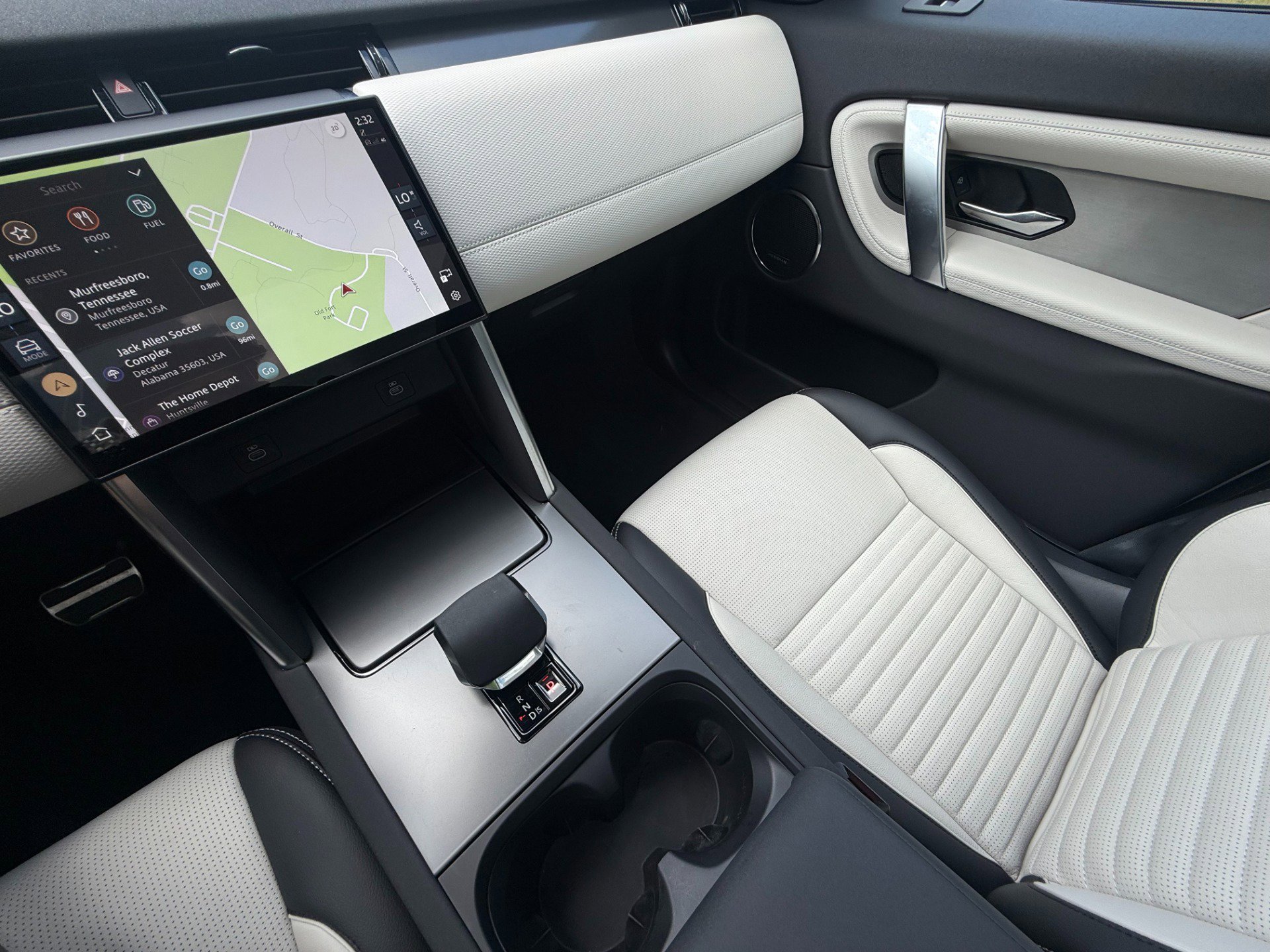 Used 2024 Land Rover Discovery Sport Dynamic SE image 28