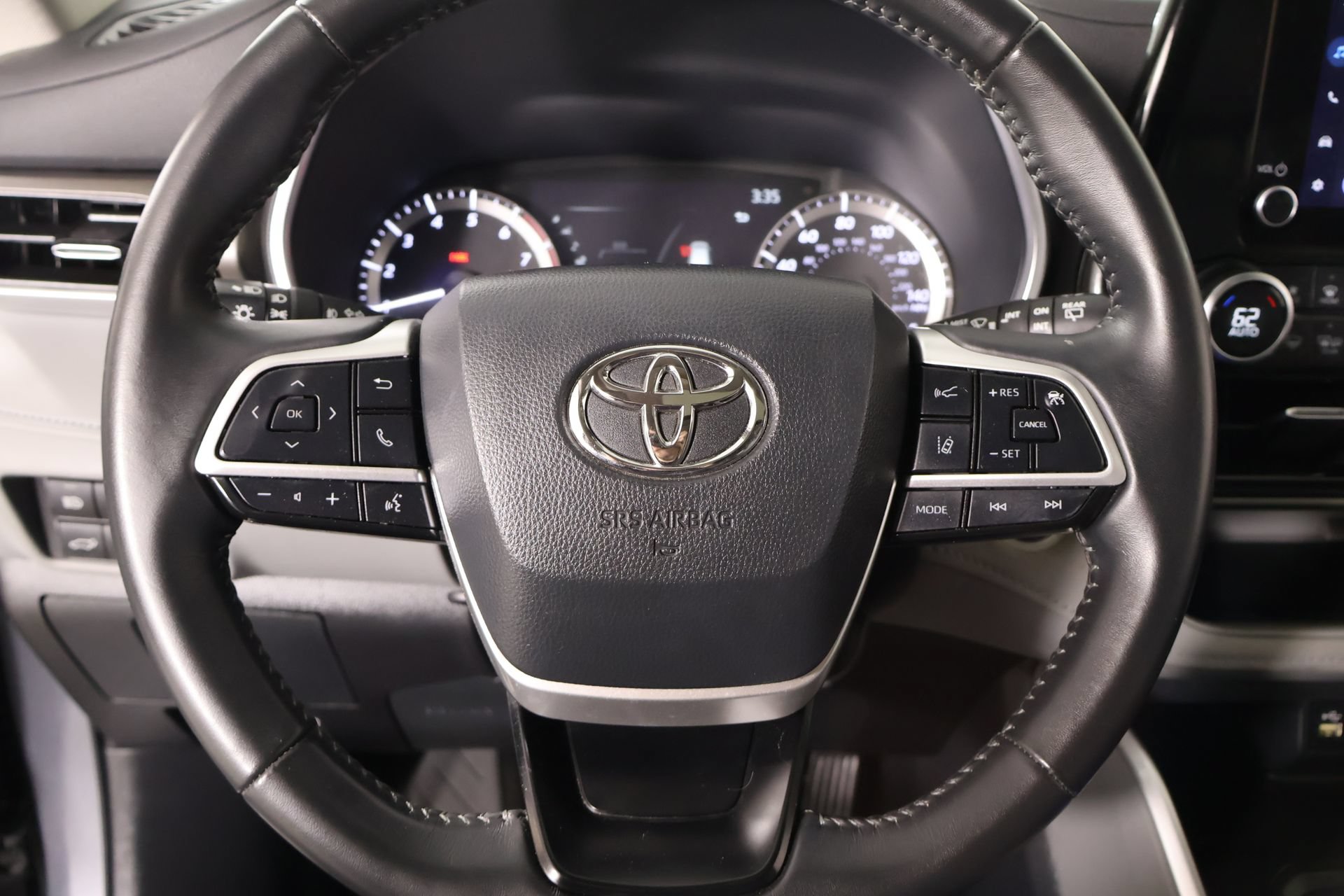 Used 2024 Toyota Highlander XLE AWD/4WD image 3