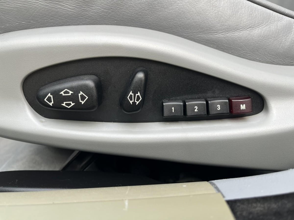 Used 2000 BMW 323i Sedan image 12