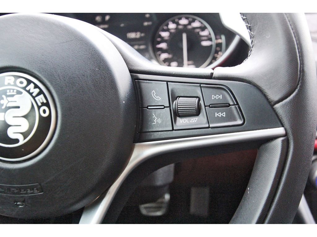 Used 2019 Alfa Romeo Giulia image 14