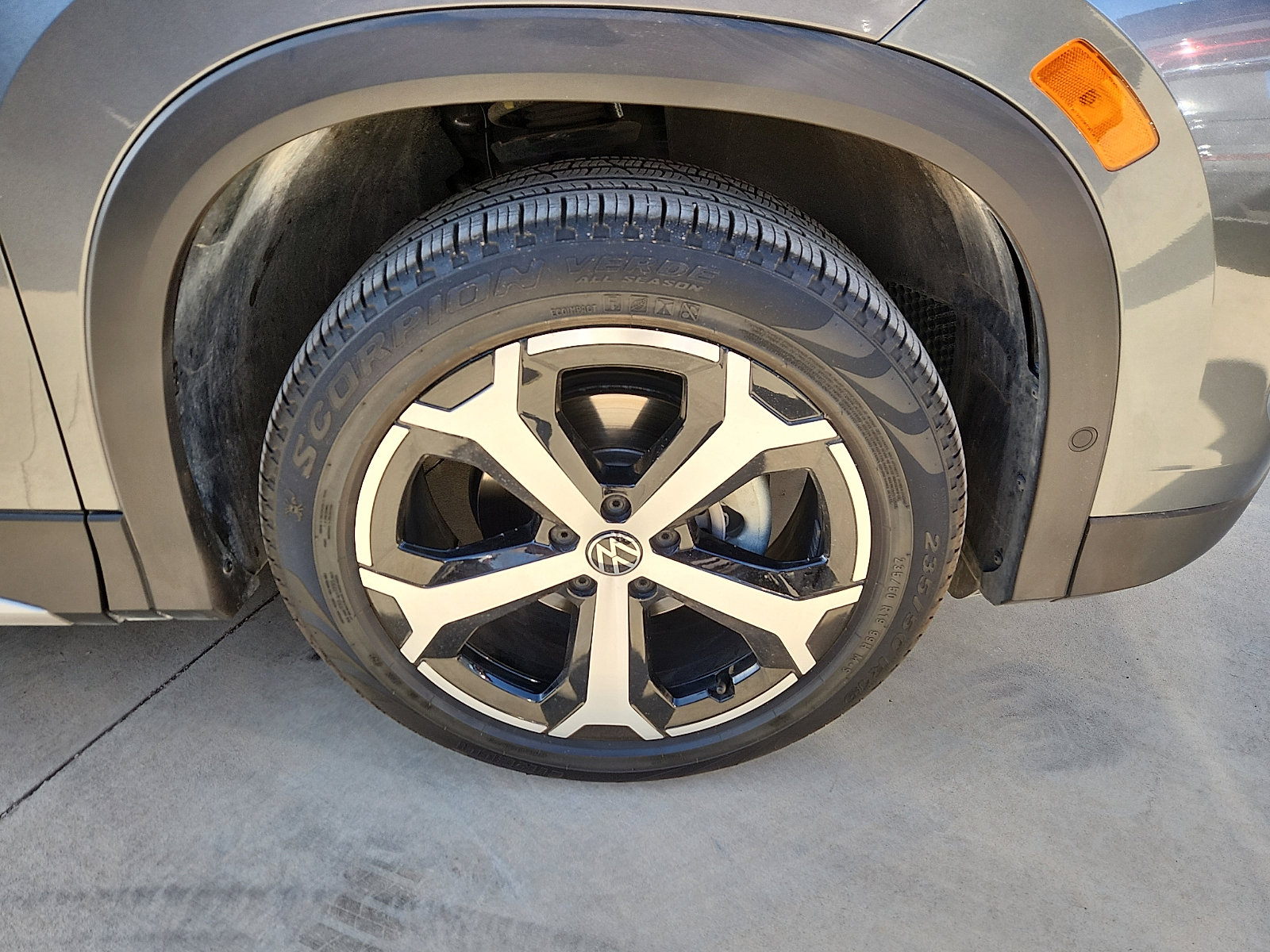 Certified 2025 Volkswagen Tiguan SE image 9