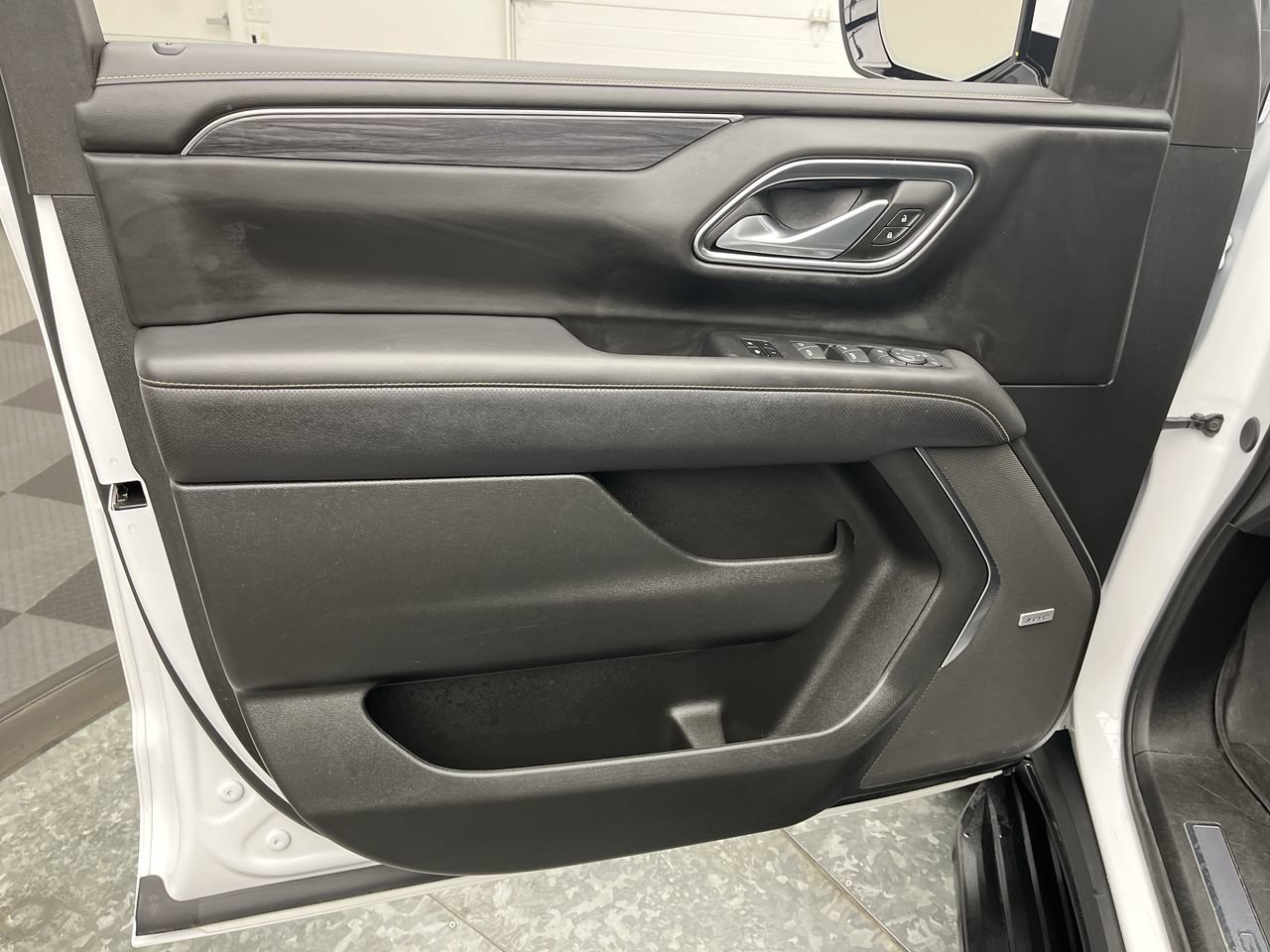 Certified 2024 GMC Yukon SLT w/ SLT Premium Package AWD/4WD image 9