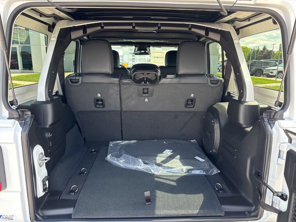New 2026 Jeep Wrangler Unlimited Sahara AWD/4WD image 11