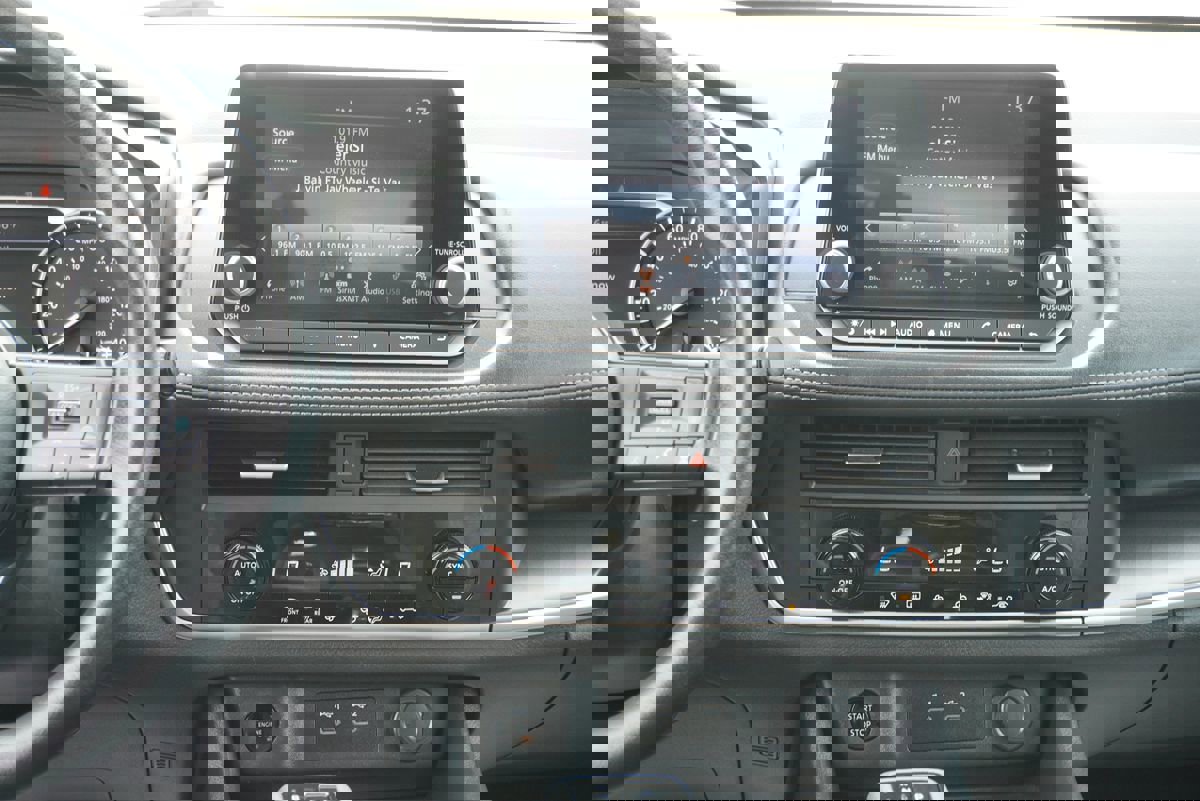 Used 2024 Nissan Rogue SV image 21