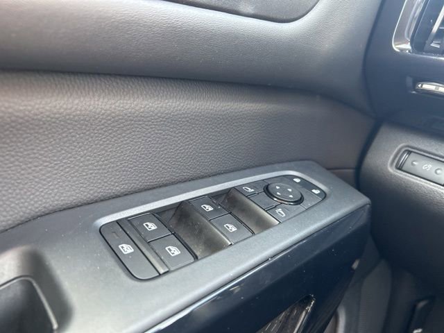 Used 2025 Nissan Pathfinder S FWD image 3