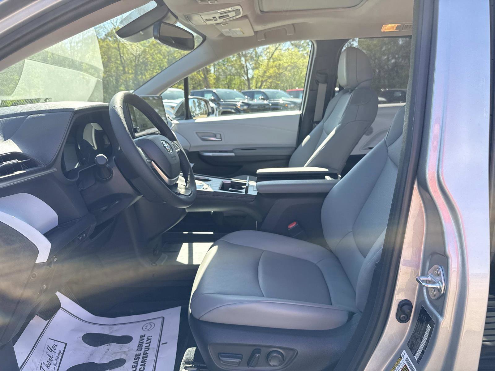 Used 2025 Toyota Sienna XLE image 19