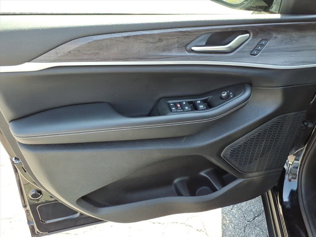 Used 2023 Jeep Grand Cherokee Limited w/ Luxury Tech Group II AWD/4WD image 5