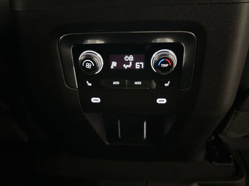 Used 2024 GMC Yukon SLT w/ SLT Luxury Package image 28