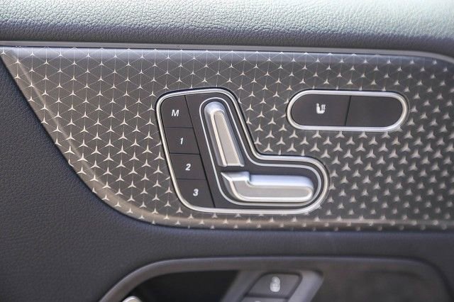 Used 2024 Mercedes-Benz EQB 300 4MATIC image 21