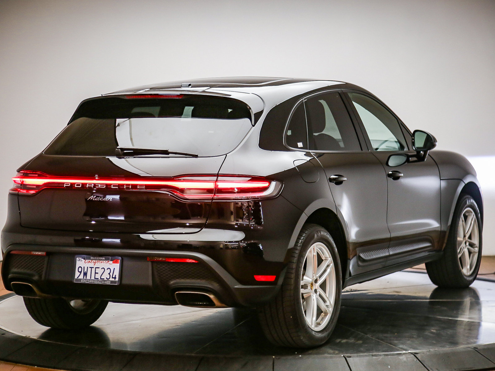 Certified 2025 Porsche Macan AWD/4WD image 7