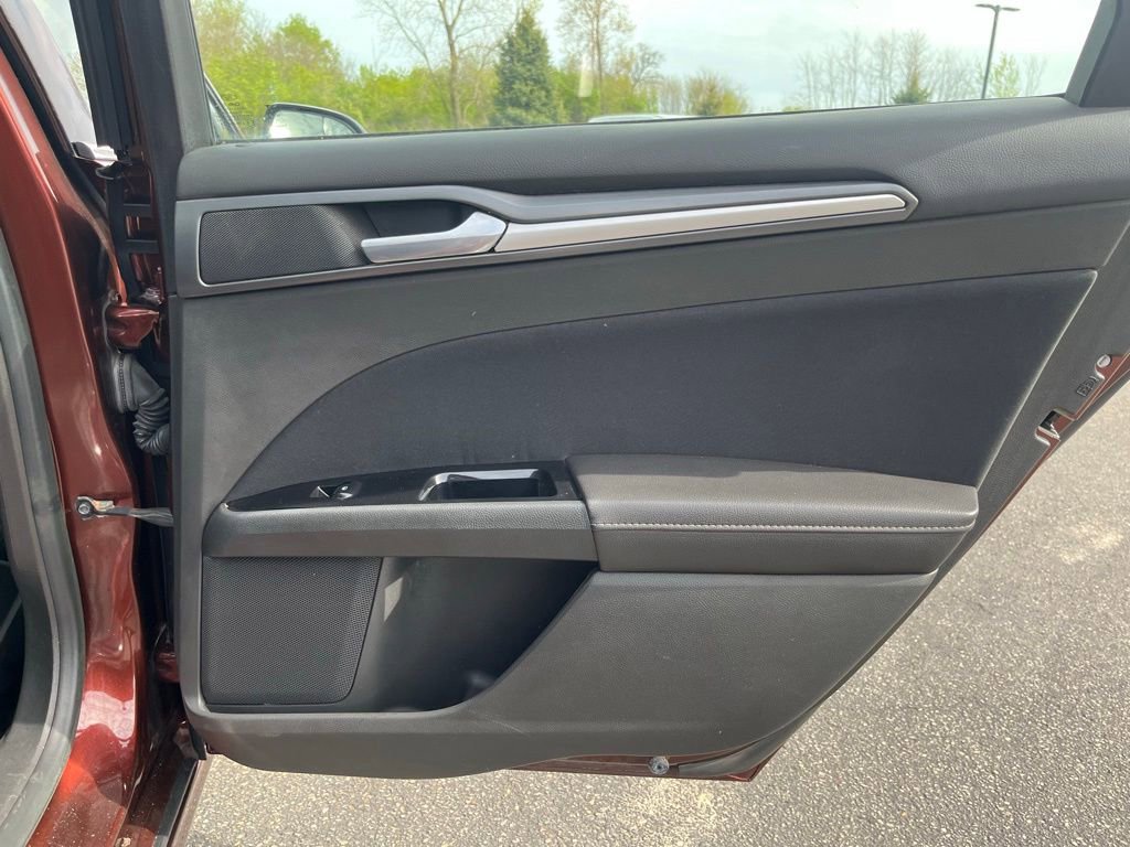 Used 2015 Ford Fusion SE FWD image 25